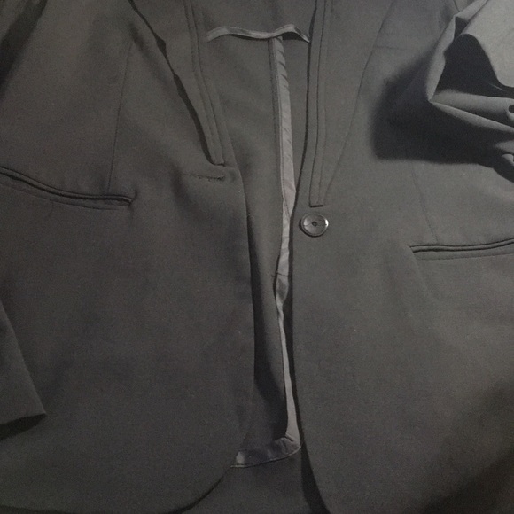 Flawless & an absolute must have in your closet! - Picture 4 of 8